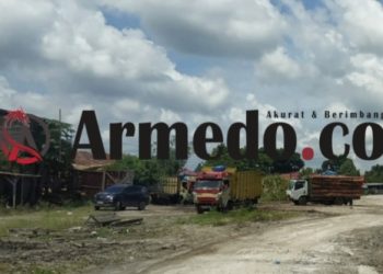 Truk bermuatan kayu alam bulat di luar Sawmill yang ada di Pematang Siantar