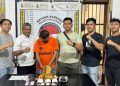 JP tertunduk diapit petugas Satuan Narkoba (Dok Polres Simalungun)