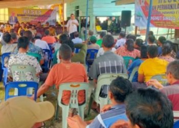 Anggota Komisi III DPR RI Mangihut Sinaga pada kegiatan reses di Nagori Pulo Bayu Kecamatan Huta Bayu Raja