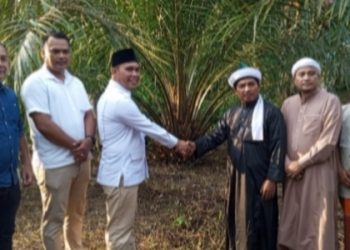 Wakil Bupati yang juga Ketua DPC Partai Gerindra Simalungun bersama Wakil Ketua DPRD Simalungun saat disambut TGB pimpinan persulukan