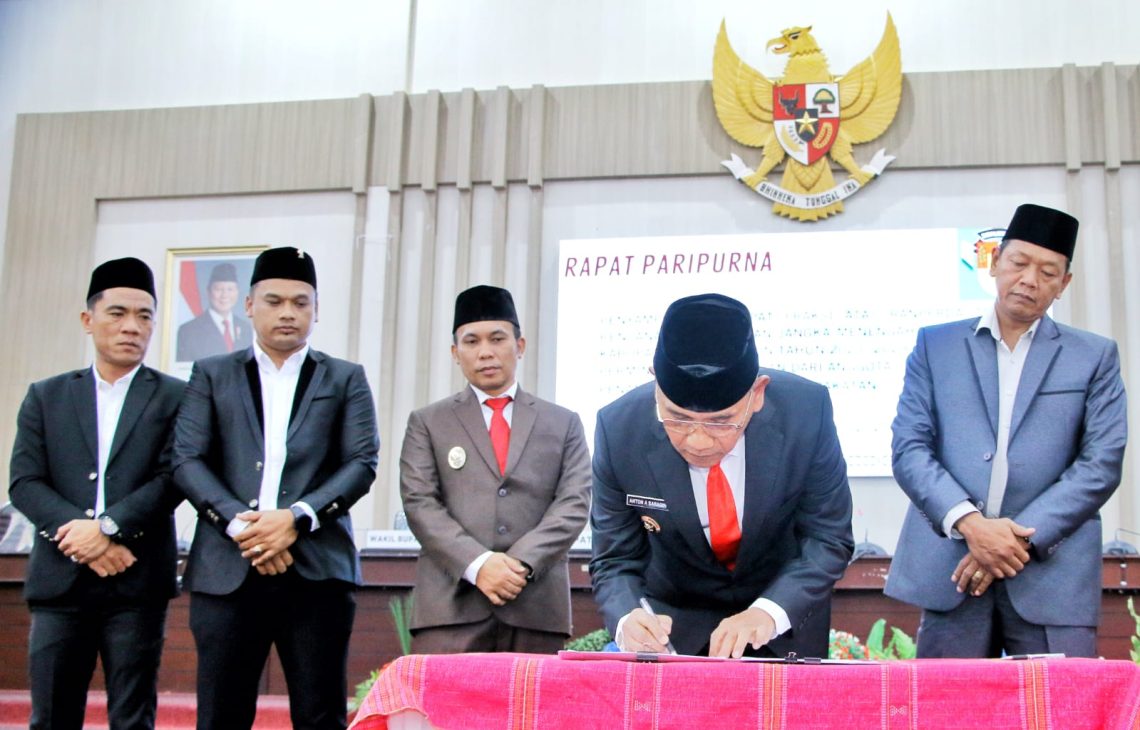 Penandatanganan pengesahan Ranperda oleh Bupati didampingi Wakil dan unsur pimpinan DPRD