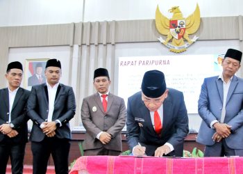 Penandatanganan pengesahan Ranperda oleh Bupati didampingi Wakil dan unsur pimpinan DPRD