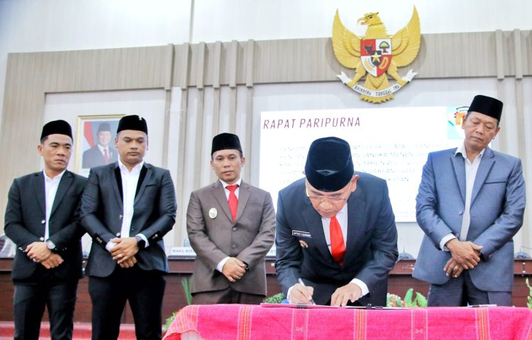 Penandatanganan pengesahan Ranperda oleh Bupati didampingi Wakil dan unsur pimpinan DPRD
