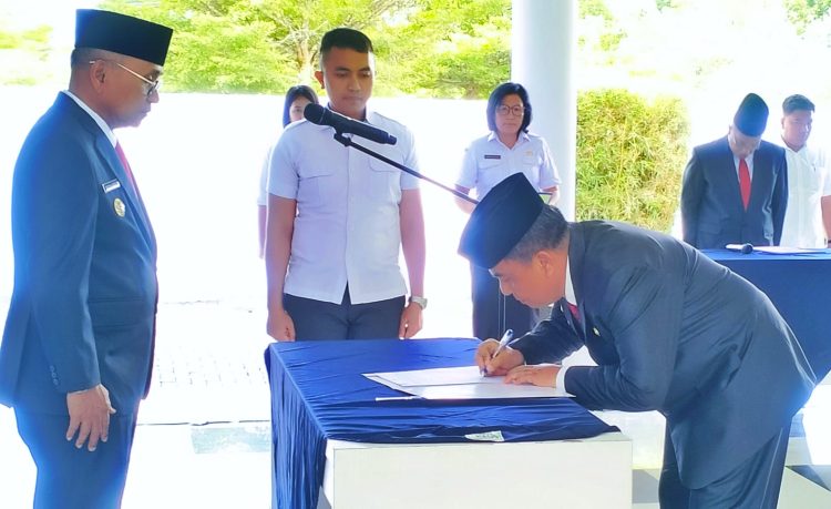 Penandatanganan fakta integritas disaksikan Bupati Anton Achmad Saragih