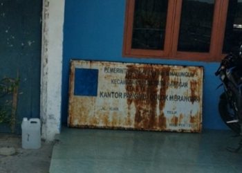 Plang kantor Pangulu Nagori Dolok Ilir I selain sudah berkarat juga diletakkan menyandar dinding gedung kantor