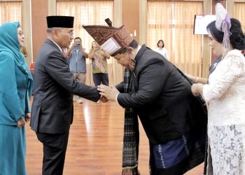Sekda Simalungun yang baru dilantik sesuai rekomendasi Gubsu sungkem kepada Bupati Simalungun
