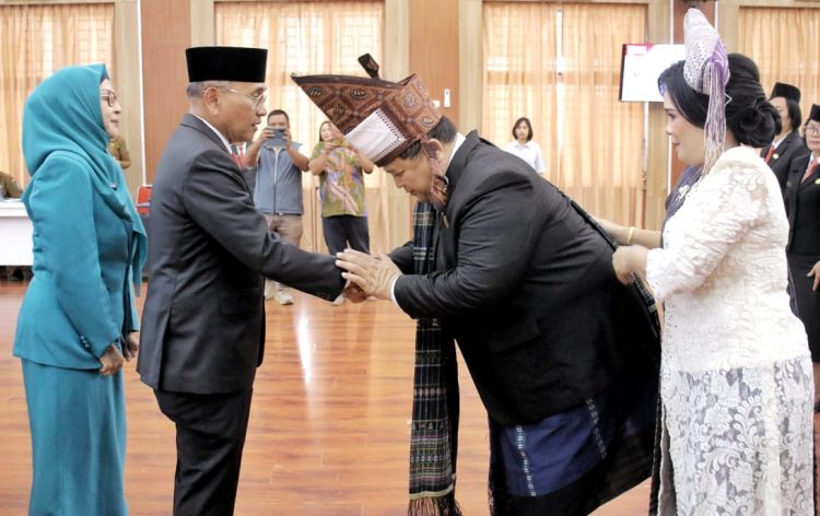 Sekda Simalungun yang baru dilantik sesuai rekomendasi Gubsu sungkem kepada Bupati Simalungun