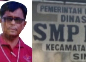 Wakasek Bidang Kurikulum dan plang SMP Negeri 2 Tapian Dolok