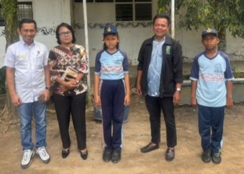 Anggota Komisi IV DPRD Simalungun saat memintai keterangan harga baju olahraga di SMP Negeri Pematang Bandar