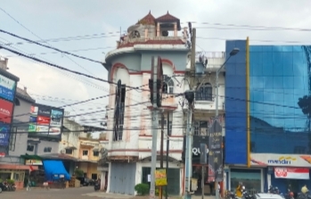 Kabel optik marak menumpang di tiang listrik PT PLN, ganggu estetika kota dan jaringan listrik