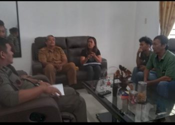 Suasana saat Plt Kasat Pol PP Siantar menerima pelaporan warga Jalan Patuan Anggi Gang Siak Baik
