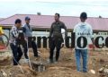 Sejumlah pekerja saat melakukan pengukuran jarak tiang pondasi, diduga tidak sesuai dengan bestek.
