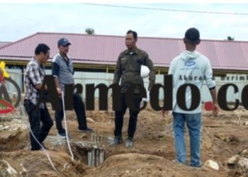 Sejumlah pekerja saat melakukan pengukuran jarak tiang pondasi, diduga tidak sesuai dengan bestek.