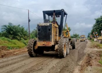 Alat berat grader pasca penyebaran material base