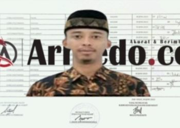 Pangulu Nagori Bah Kisat Andri Dwi Rahmansyah dengan latar belakang tangkapan layar pdf data penyaluran BLT DD Juni 2025