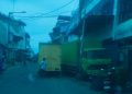 Truck Tronton dan Colt Diesel di badan Jalan Thamrin Pematangsiantar saat bongkar muat beras ganggu kelancaran berlalu lintas