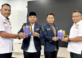 Bupati Simalungun, Wakil, Ketua Karang Taruna Bonauli Rajagukguk dan Sekjen Karang Taruna foto bersama