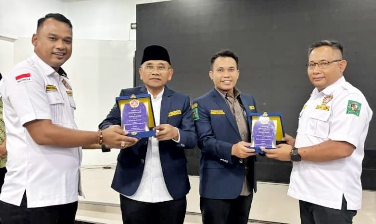 Bupati Simalungun, Wakil, Ketua Karang Taruna Bonauli Rajagukguk dan Sekjen Karang Taruna foto bersama