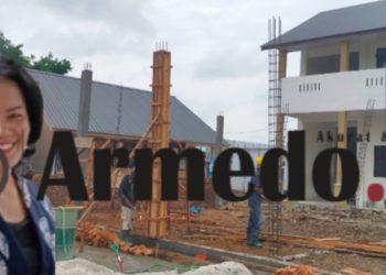 Kepsek SMP Negeri 2 Bandar, Bintang Naromiris Simanjuntak dengan latar belakang pembangunan laboratorium