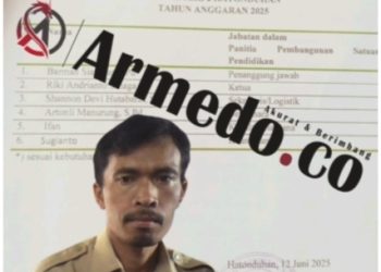 Plt Kepsek SMP Negeri 2 Hatonduhan dengan latar belakang SK P2SP proyek Revitalisasi Kemendikdasmen 2025