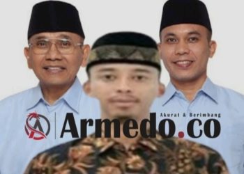 Pangulu Nagori Bah Kisat dengan latar belakang Bupati dan Wakil Bupati Simalungun