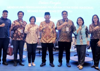Bupati Anton Achmad Saragih bersama plt Kadis Pendidikan Simalungun