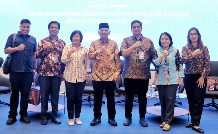 Bupati Anton Achmad Saragih bersama plt Kadis Pendidikan Simalungun