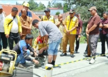 Pelaksanaan kor atas pekerjaan proyek yang dikerjakan PT Cahaya Artha Indonesia disaksikan Bupati dan Kadis PUTR Simalungun