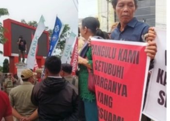 Warga yang mendesak copot jabatan Pangulu Nagori Tanjung Saribu di luar pagar Kantor Bupati Simalungun di Pamatang Raya (tangkapan layar fb M Adil Saragih)