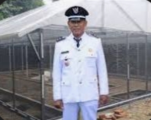 Pangulu Nagori Margo Mulyo, Muhamad Sapii dengan latar belakang proyek Green House kebun anggur dilahan Kaur Ekbang, Ngatino bersumber dana desa tahun 2024