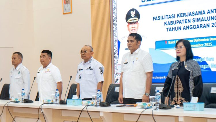 Bupati Simalungun Anton Achmad Saragih dan Plt Kadis DPMPN Elyanto Purba