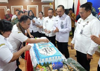 Wakil Bupati Simalungun Benny Gusman Sinaga didaulat memotong tumpeng 