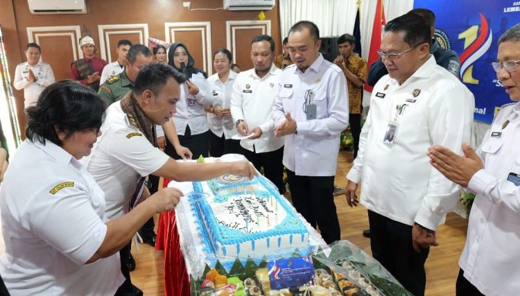Wakil Bupati Simalungun Benny Gusman Sinaga didaulat memotong tumpeng 