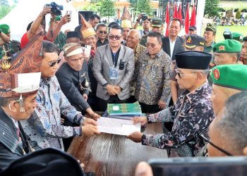 Proses penyerahan simbol simbol perjuangan Pahlawan Nasional Tuan Rondahaim dilaksanakan JR Saragih kepada Bupati, Anton Achmad Saragih