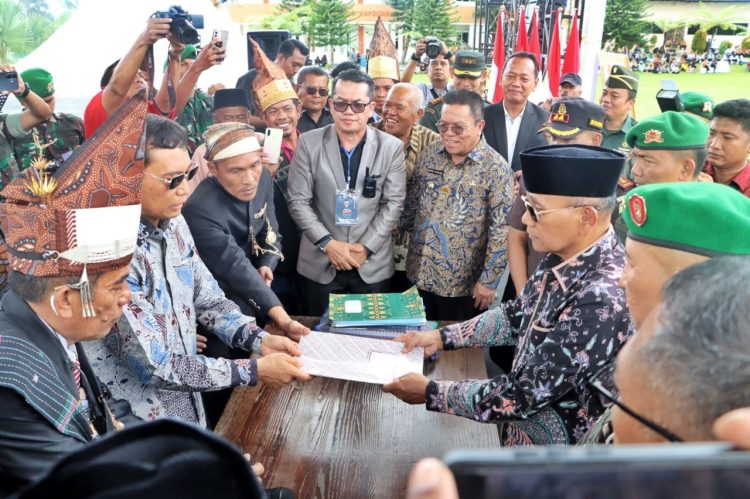 Proses penyerahan simbol simbol perjuangan Pahlawan Nasional Tuan Rondahaim dilaksanakan JR Saragih kepada Bupati, Anton Achmad Saragih