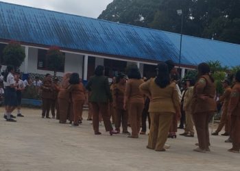 SMP Negeri 1 Purba dengan kondisi siswa/siswi dan guru di halaman sekolah