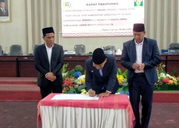 Proses penandatanganan berita acara pengesahan Ranperda R-APBD Tahun Anggaran 2026 menjadi Perda