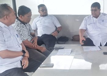 Sekda Simalungun Mixnon Andreas Simamora didampingi Kadis Kominfo dan Plt Kadishub saat memberikan klarifikasi kepada oknum wartawan