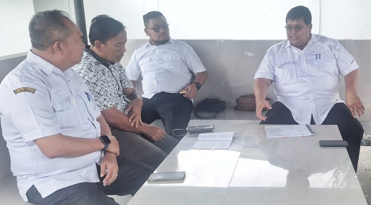 Sekda Simalungun Mixnon Andreas Simamora didampingi Kadis Kominfo dan Plt Kadishub saat memberikan klarifikasi kepada oknum wartawan