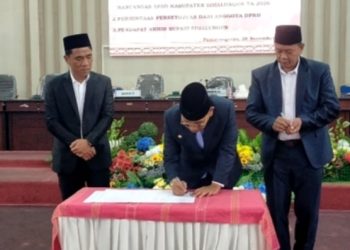 Pasca penandatanganan berita acara disaksikan Ketua DPRD, Sugiarto dan Wakil Ketua, Jefra Manurung. Dua pimpinan tidak hadir pada rapat ini
