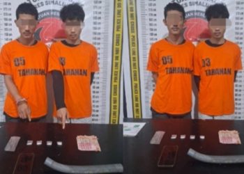 Kedua tersangka dan barang bukti saat di Mapolres Simalungun