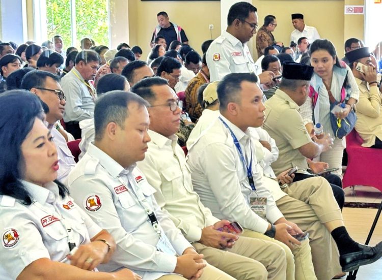 Wakil Bupati Simalungun duduk sejajaran dengan hadirin lainnya