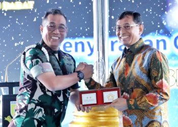 Penasehat Khusus Presiden RI, JR Saragih saat menerima cendramata dari Danposmad Mayjen TNI Eka Wijaya Permana