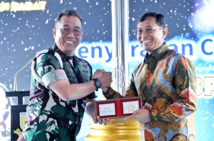 Penasehat Khusus Presiden RI, JR Saragih saat menerima cendramata dari Danposmad Mayjen TNI Eka Wijaya Permana