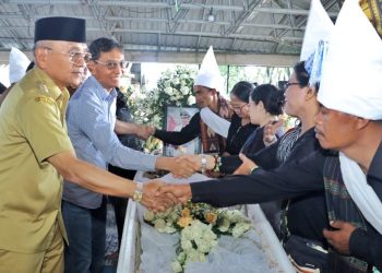 Bupati Anton Achmad Saragih dan mantan Bupati Simalungun JR Saragih saat menyalami keluarga almahrum