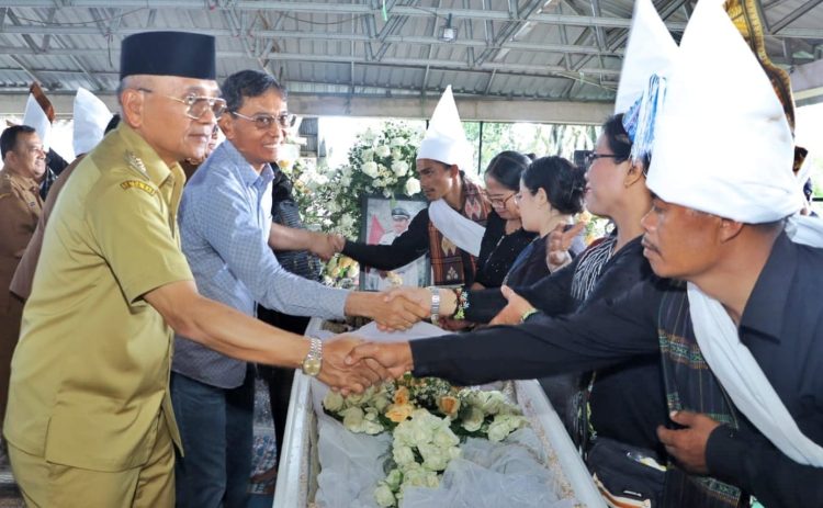 Bupati Anton Achmad Saragih dan mantan Bupati Simalungun JR Saragih saat menyalami keluarga almahrum
