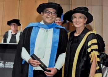 Dr David Firnando Silalahi foto bersama Julie Bishop, Rektor Australian National University saat acara wisuda