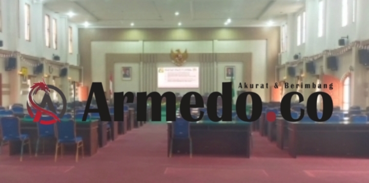 Gedung Paripurna DPRD Simalungun kondisi kosong melompong pada pukul 13:10 WIB