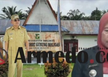Camat Masrah mendampingi Bupati Anton Achmad Saragih dengan latar belakang kantor Camat Gunung Maligas