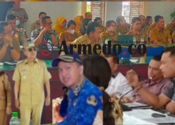 Wakil Ketua DPRD Bonauli Rajagukguk, Bupati Anton, Camat Masrah dan anak kandungnya dengan latar belakang suasana Pansus PPPK
